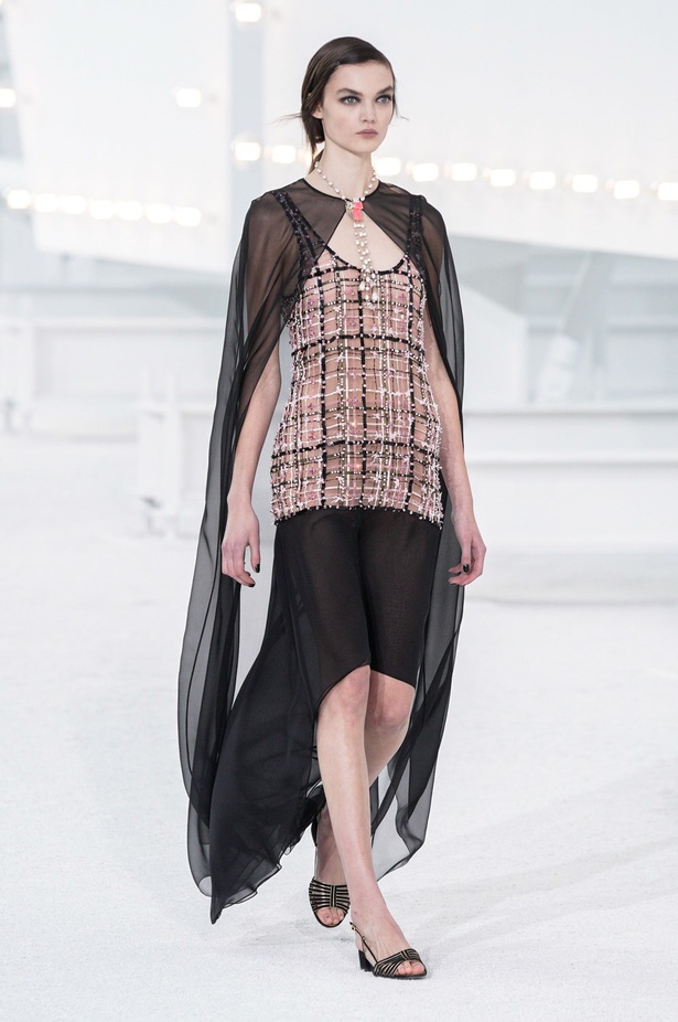 عرض ازياء مجموعة شانيل Chanel لربيع 2021 يحيي موضة التويد والاقمشة الفاخرة