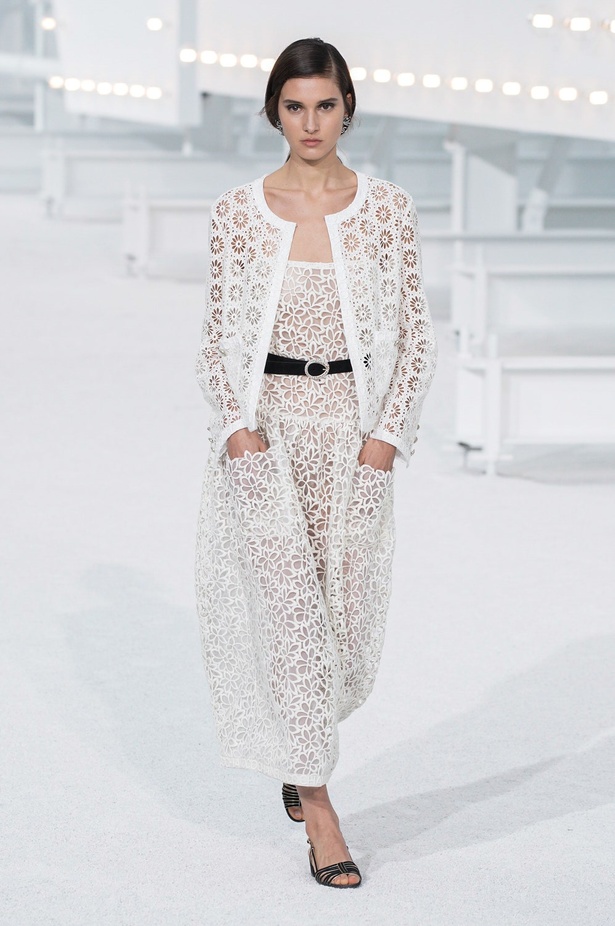 عرض ازياء مجموعة شانيل Chanel لربيع 2021 يحيي موضة التويد والاقمشة الفاخرة