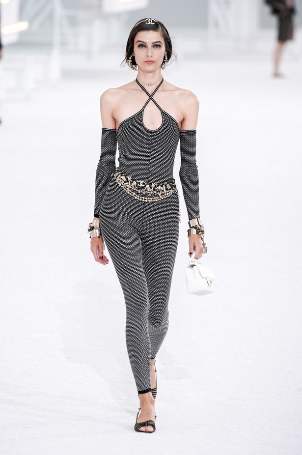 عرض ازياء مجموعة شانيل Chanel لربيع 2021 يحيي موضة التويد والاقمشة الفاخرة