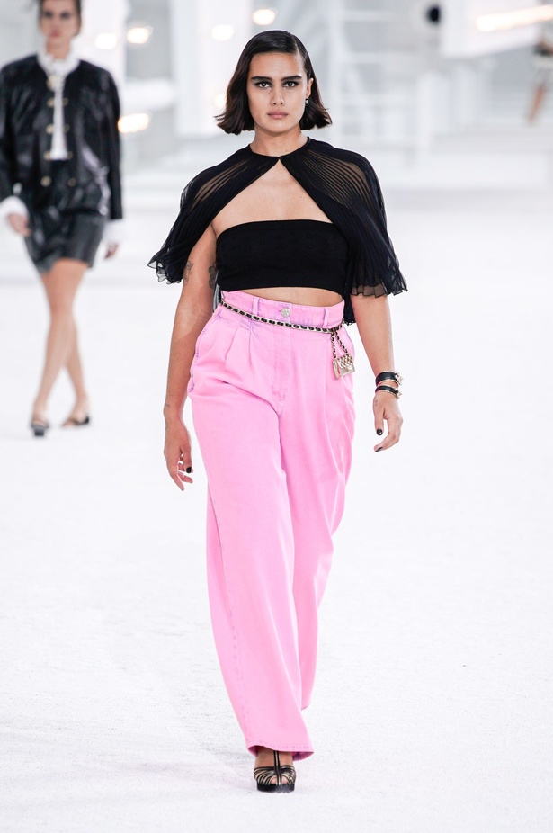 عرض ازياء مجموعة شانيل Chanel لربيع 2021 يحيي موضة التويد والاقمشة الفاخرة