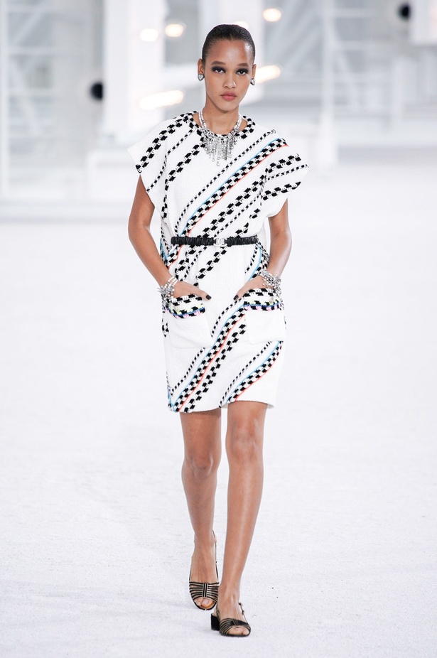 عرض ازياء مجموعة شانيل Chanel لربيع 2021 يحيي موضة التويد والاقمشة الفاخرة