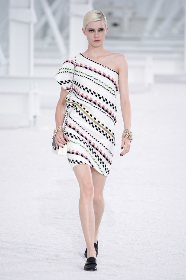 عرض ازياء مجموعة شانيل Chanel لربيع 2021 يحيي موضة التويد والاقمشة الفاخرة