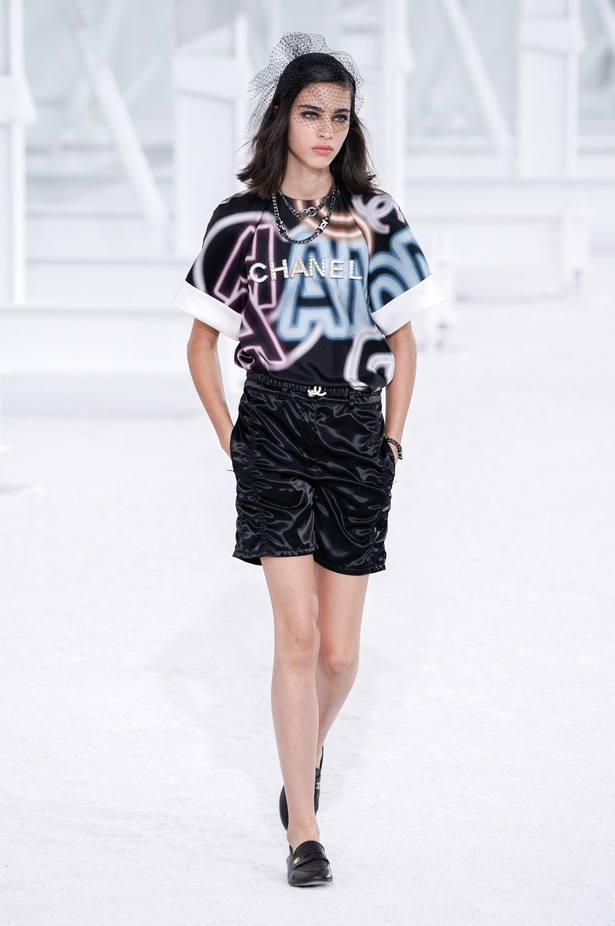 عرض ازياء مجموعة شانيل Chanel لربيع 2021 يحيي موضة التويد والاقمشة الفاخرة