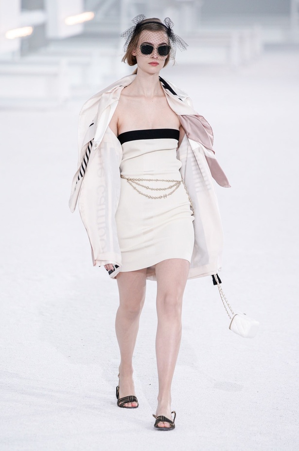 عرض ازياء مجموعة شانيل Chanel لربيع 2021 يحيي موضة التويد والاقمشة الفاخرة