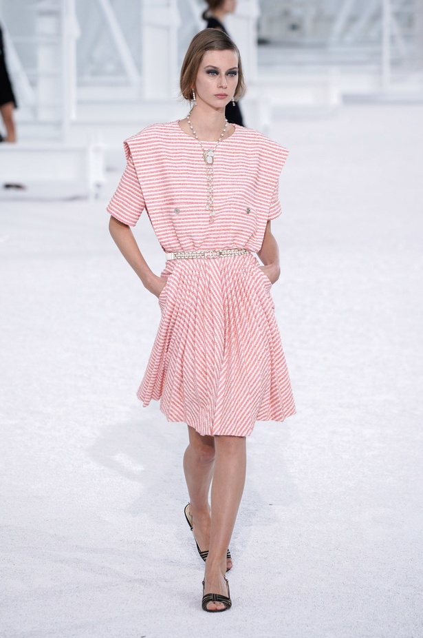 عرض ازياء مجموعة شانيل Chanel لربيع 2021 يحيي موضة التويد والاقمشة الفاخرة