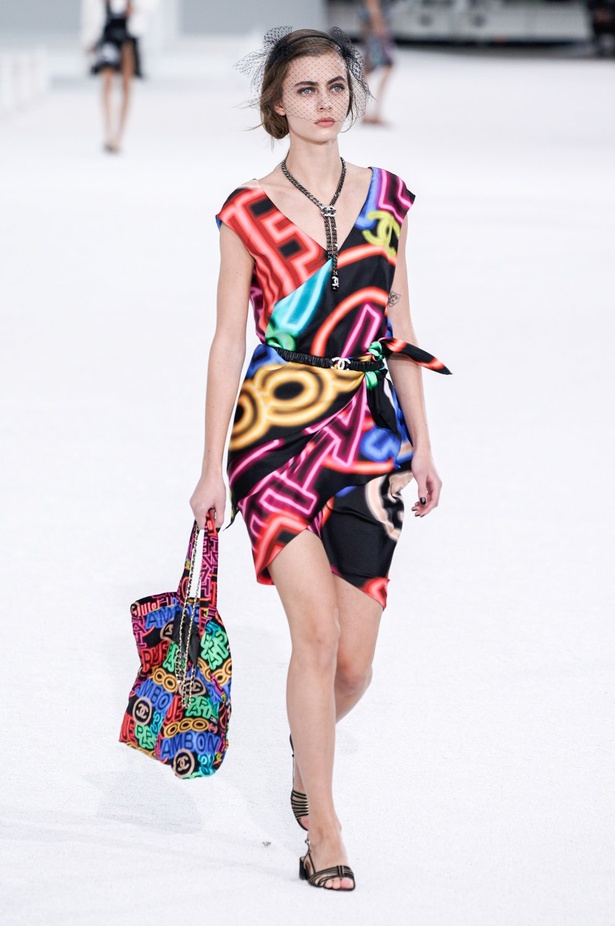 عرض ازياء مجموعة شانيل Chanel لربيع 2021 يحيي موضة التويد والاقمشة الفاخرة