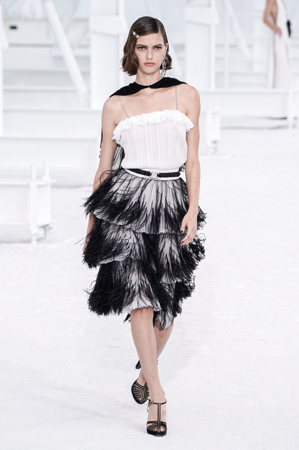 عرض ازياء مجموعة شانيل Chanel لربيع 2021 يحيي موضة التويد والاقمشة الفاخرة