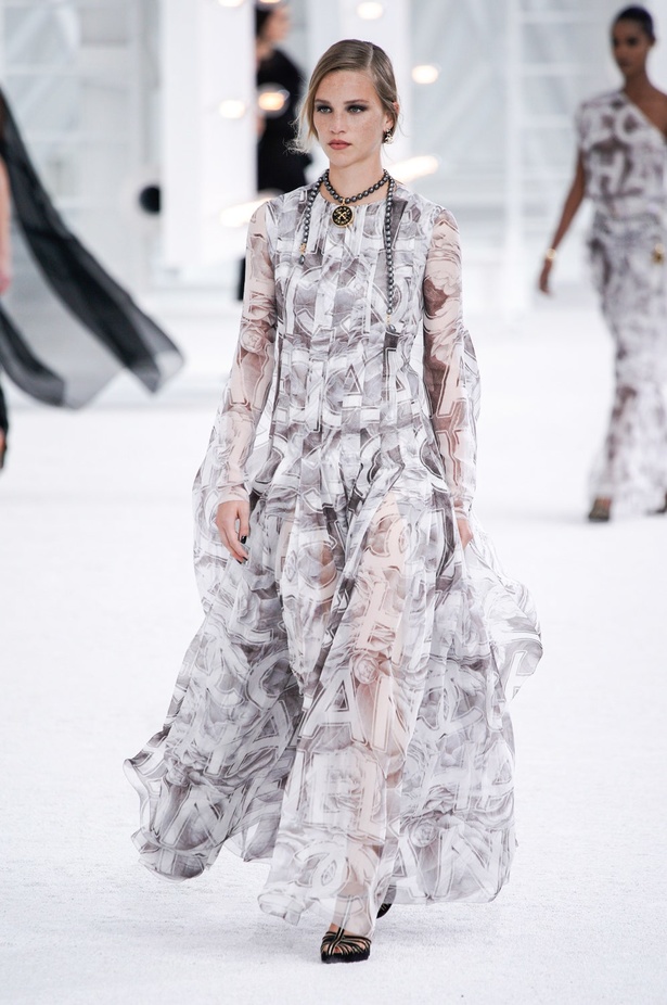 عرض ازياء مجموعة شانيل Chanel لربيع 2021 يحيي موضة التويد والاقمشة الفاخرة