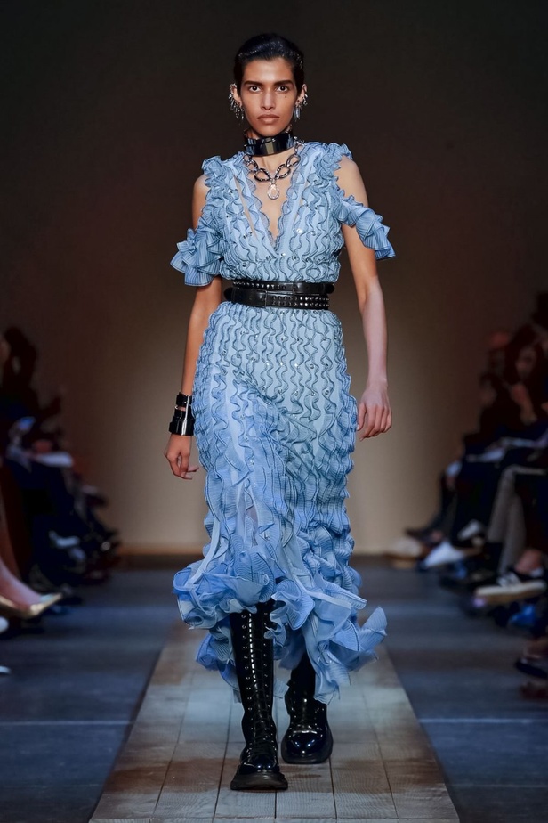 عرض أزياء ألكسندر ماكوين لموسم خريف وشتاء 2019