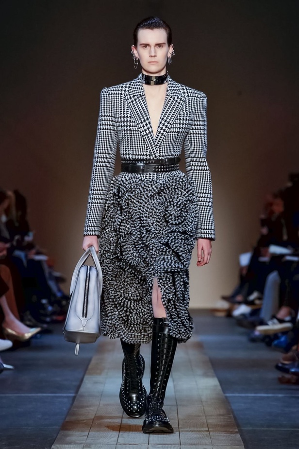 عرض أزياء ألكسندر ماكوين لموسم خريف وشتاء 2019