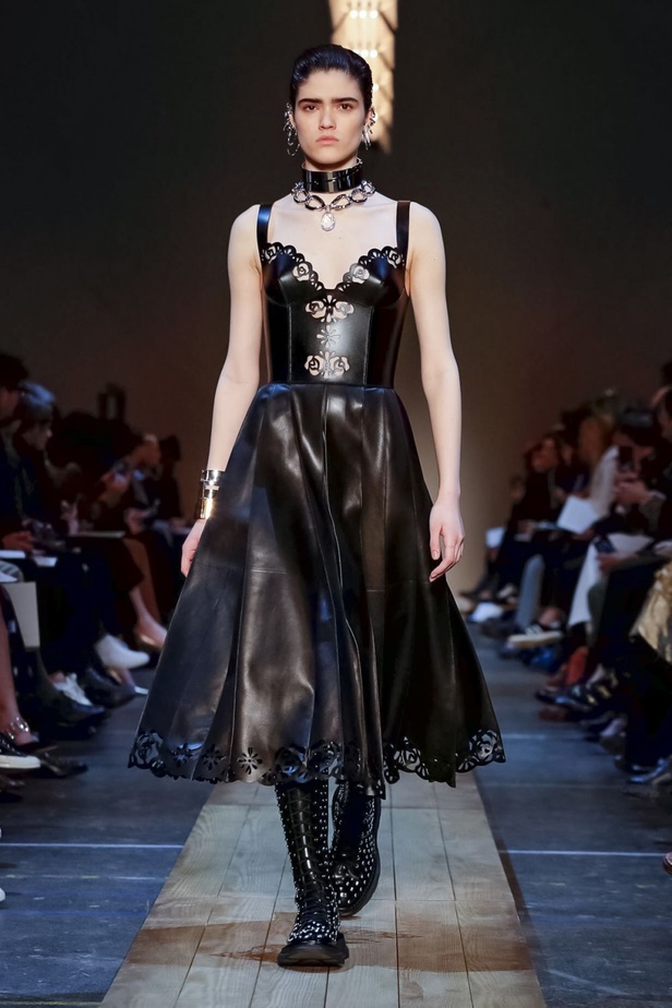 عرض أزياء ألكسندر ماكوين لموسم خريف وشتاء 2019