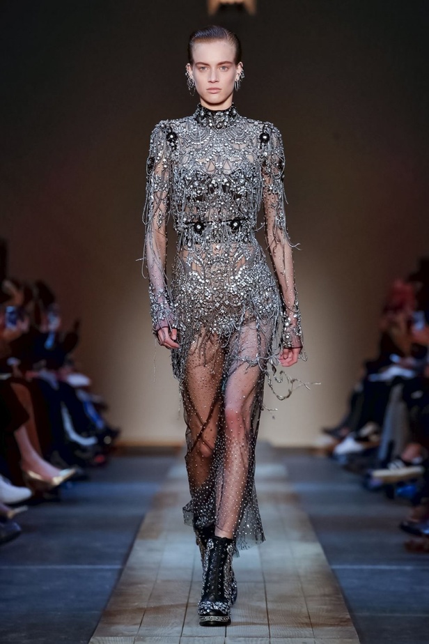 عرض أزياء ألكسندر ماكوين لموسم خريف وشتاء 2019