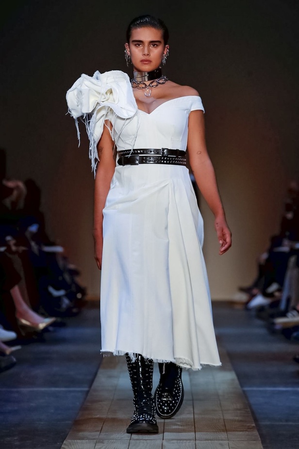 عرض أزياء ألكسندر ماكوين لموسم خريف وشتاء 2019