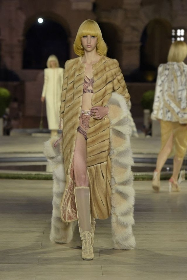 مجموعة فندي كوتور 2020 تحتفي  بالعراقة الإيطالية