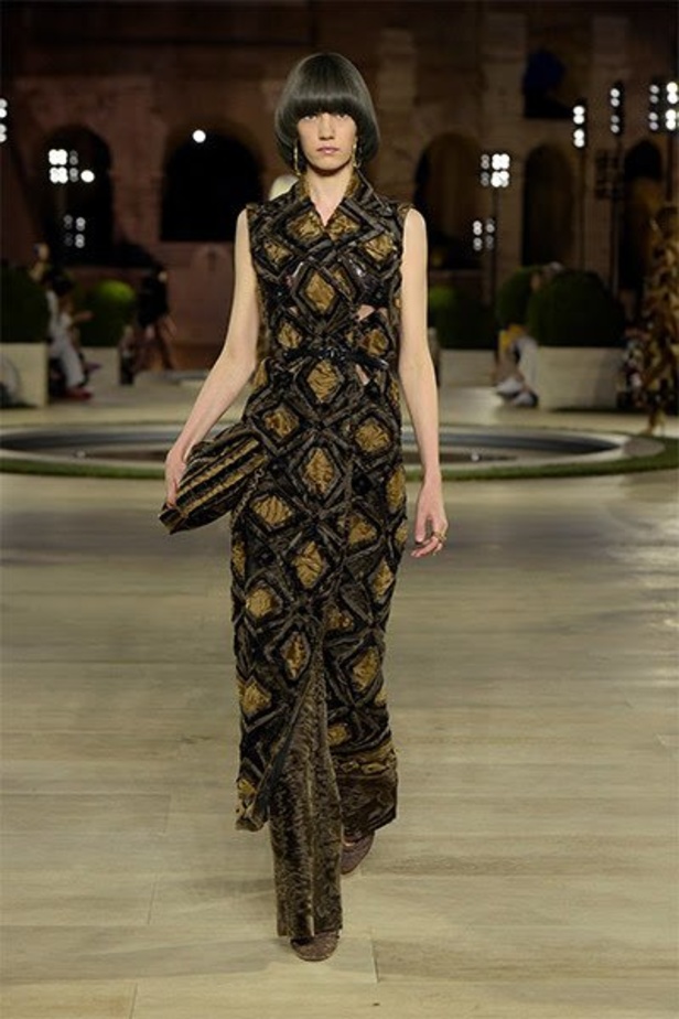 مجموعة فندي كوتور 2020 تحتفي  بالعراقة الإيطالية