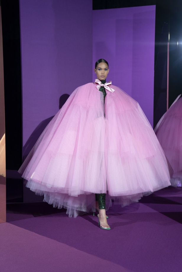 عرض ازياء مجموعة ALEXIS MABILLE للهوت كوتور لخريف 2021 في باريس