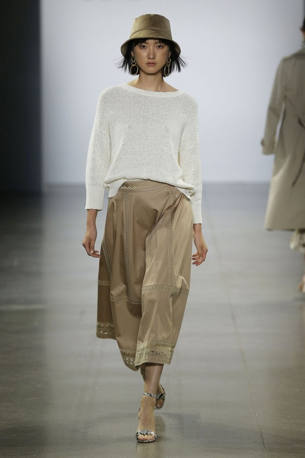  اسبوع الموضة في نيويورك 2019 ابرز صيحات أزياء و اكسسوارات ELIE TAHARI لربيع وصيف 2020 