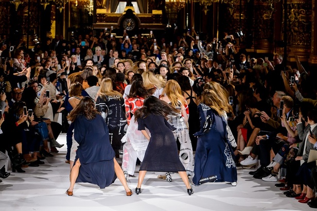 مجموعة “ستيلا ماكارتني” لموسم ربيع وصيف 2017