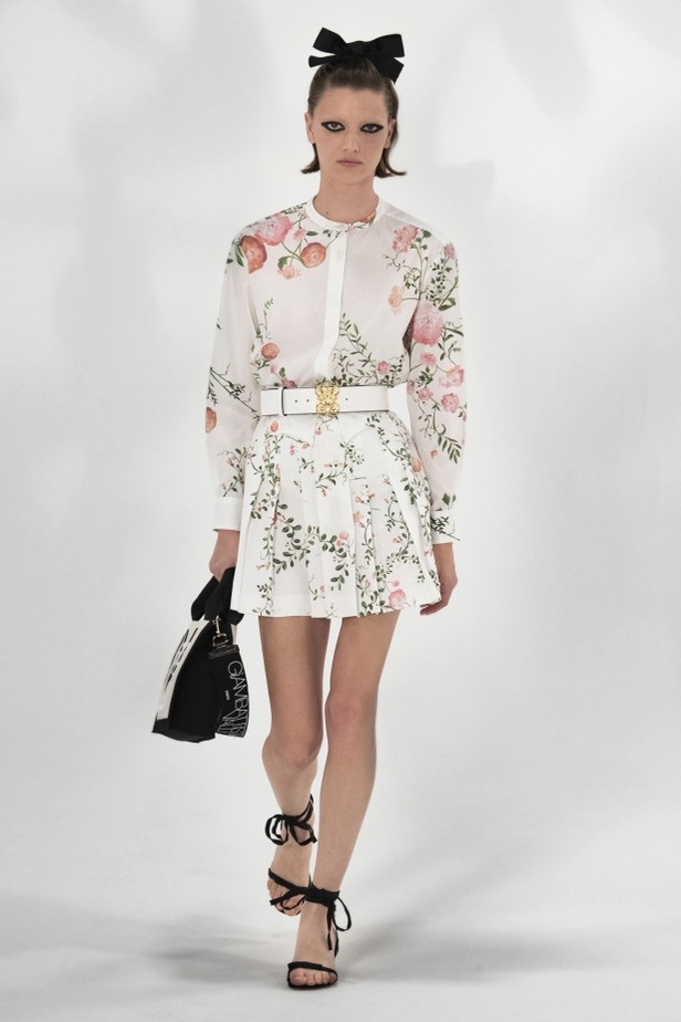 عرض أزياء GIAMBATTISTA VALLI بصيحة الستينات لموسم ربيع وصيف 2021