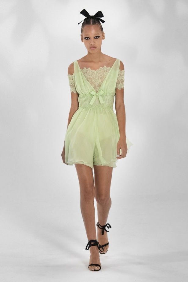 عرض أزياء GIAMBATTISTA VALLI بصيحة الستينات لموسم ربيع وصيف 2021