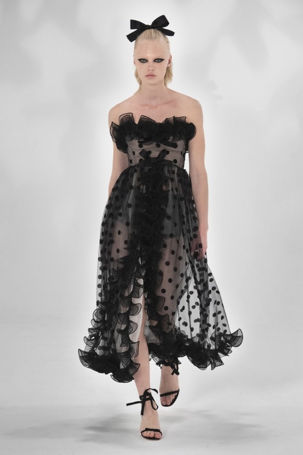 عرض أزياء GIAMBATTISTA VALLI بصيحة الستينات لموسم ربيع وصيف 2021