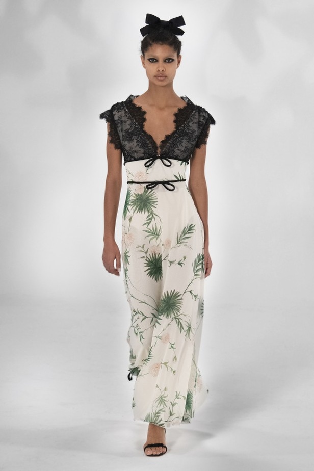 عرض أزياء GIAMBATTISTA VALLI بصيحة الستينات لموسم ربيع وصيف 2021