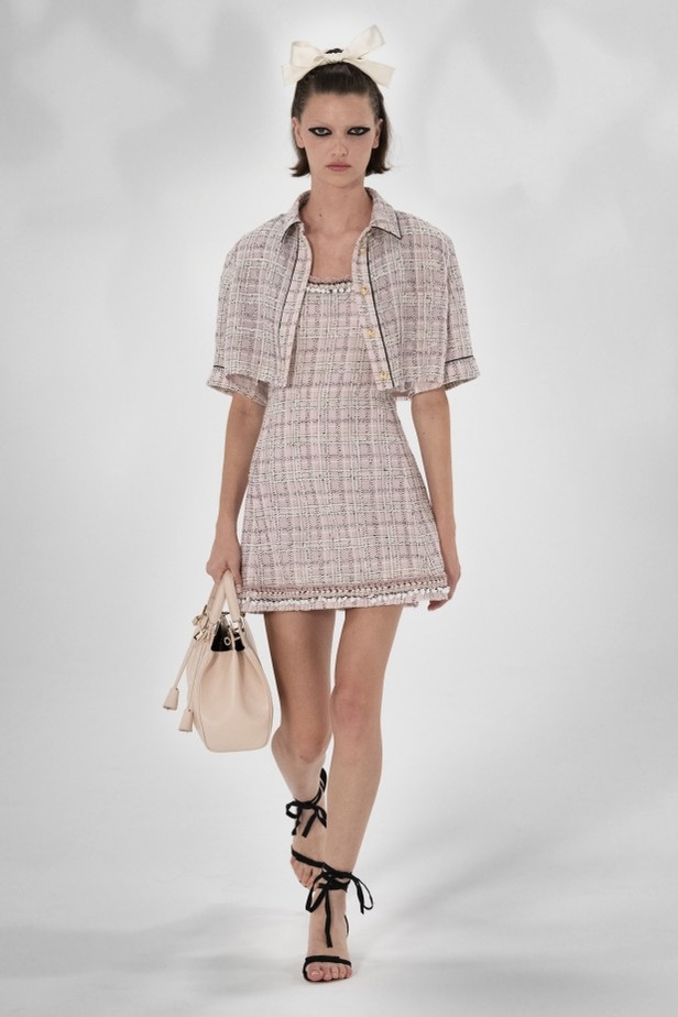 عرض أزياء GIAMBATTISTA VALLI بصيحة الستينات لموسم ربيع وصيف 2021