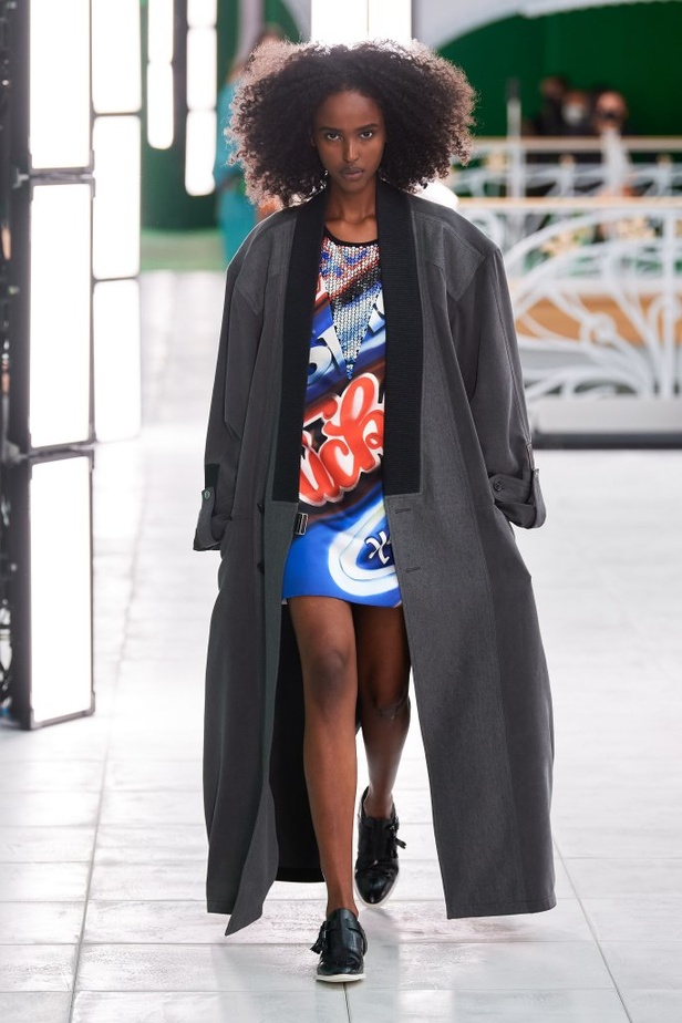 عرض ازياء Louis Vuitton من أسبوع الموضة في باريس لربيع وصيف 2021