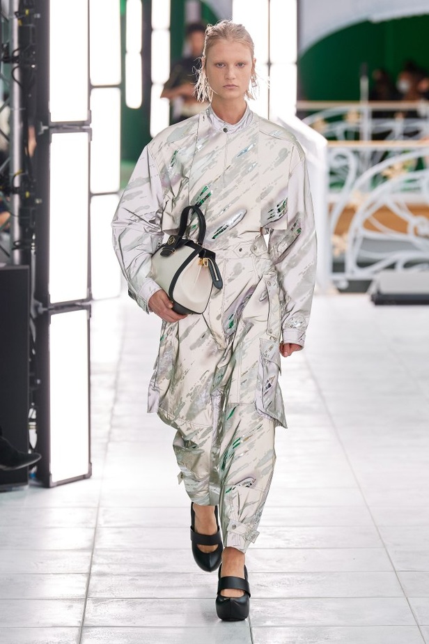 عرض ازياء Louis Vuitton من أسبوع الموضة في باريس لربيع وصيف 2021