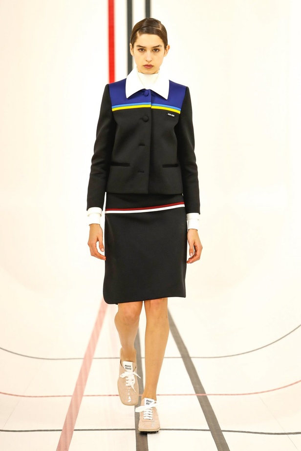 عرض ازياء مجموعة MIU MIU لموسم ربيع وصيف 2021