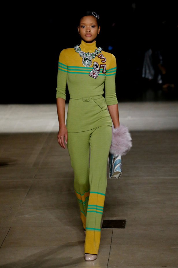 عرض أزياء ميو ميو لموسم خريف وشتاء 2017