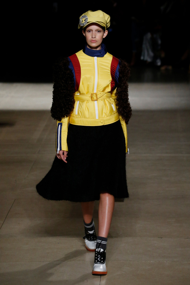 عرض أزياء ميو ميو لموسم خريف وشتاء 2017