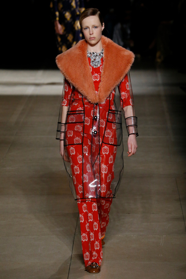 عرض أزياء ميو ميو لموسم خريف وشتاء 2017