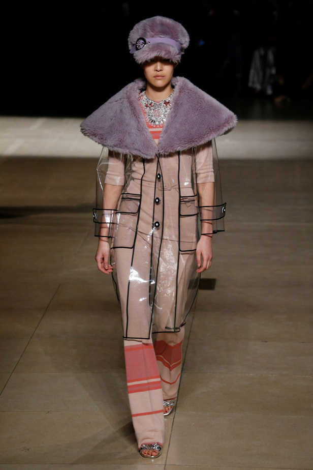 عرض أزياء ميو ميو لموسم خريف وشتاء 2017