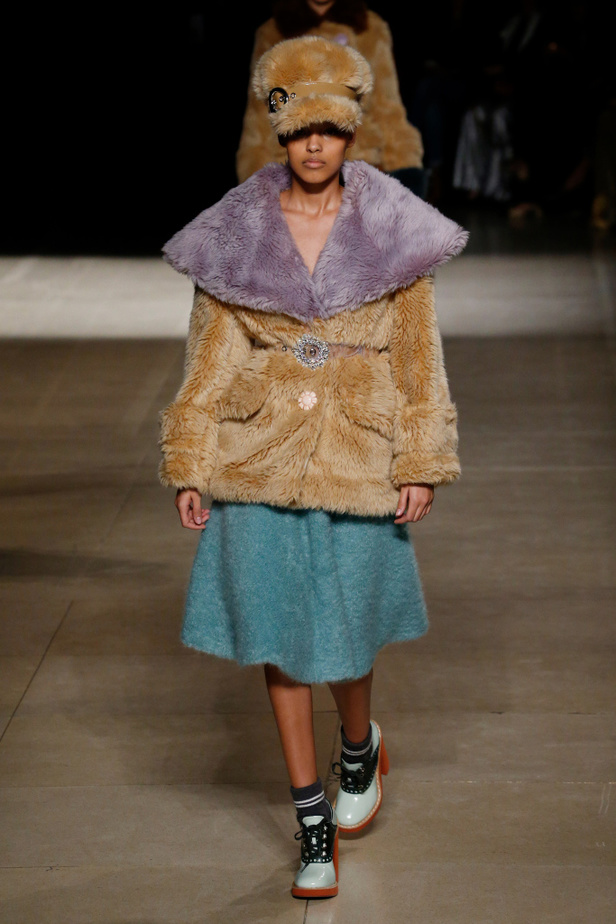 عرض أزياء ميو ميو لموسم خريف وشتاء 2017