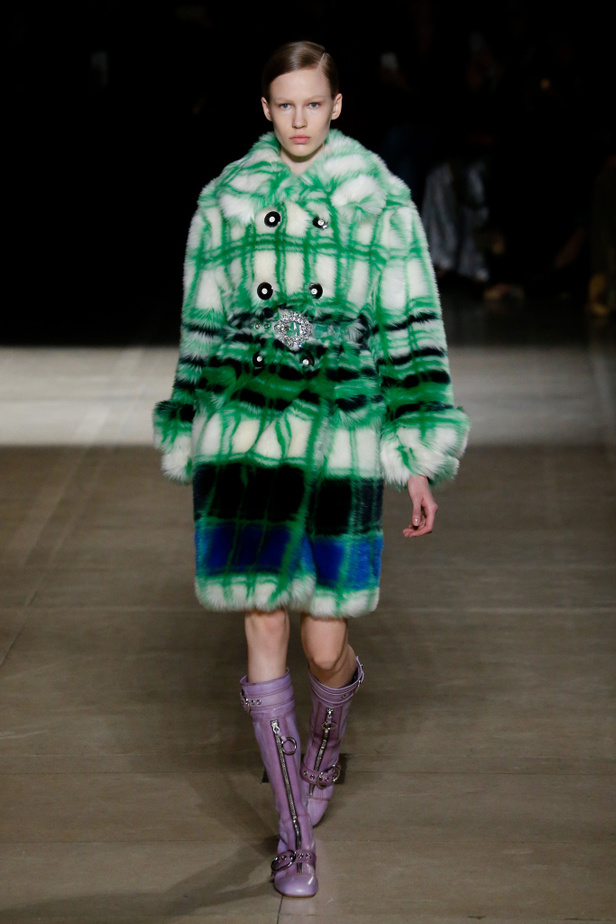 عرض أزياء ميو ميو لموسم خريف وشتاء 2017