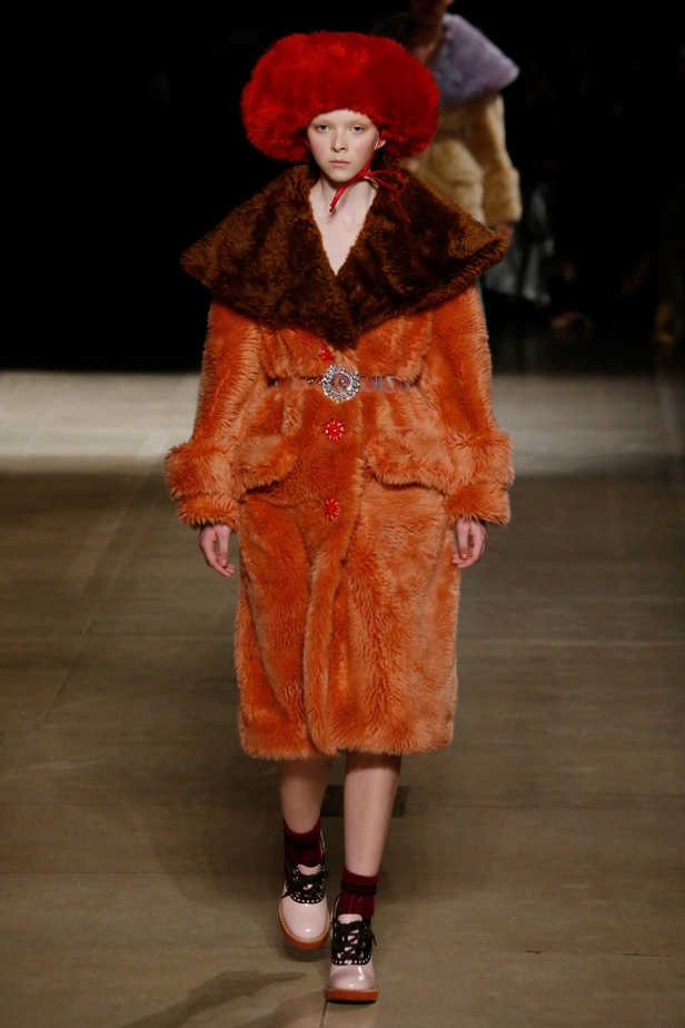 عرض أزياء ميو ميو لموسم خريف وشتاء 2017