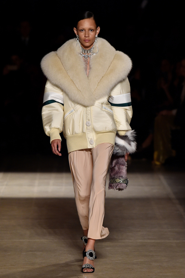 عرض أزياء ميو ميو لموسم خريف وشتاء 2017