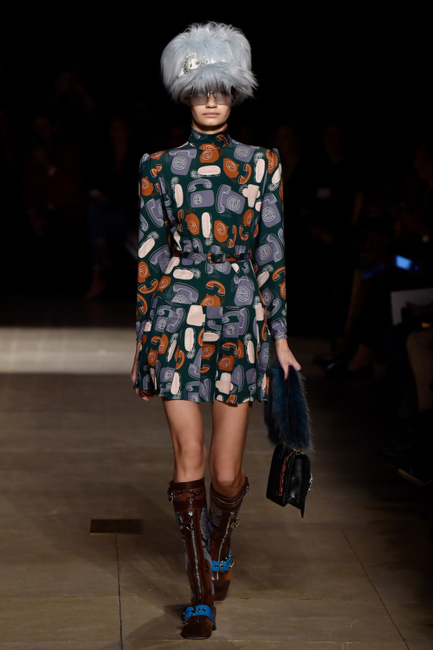 عرض أزياء ميو ميو لموسم خريف وشتاء 2017