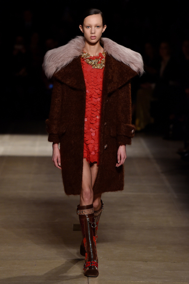 عرض أزياء ميو ميو لموسم خريف وشتاء 2017