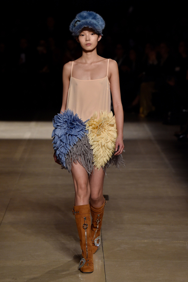 عرض أزياء ميو ميو لموسم خريف وشتاء 2017