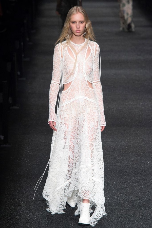 مجموعة الكسندر ماكوين للألبسة الجاهزة لخريف و شتاء 2017