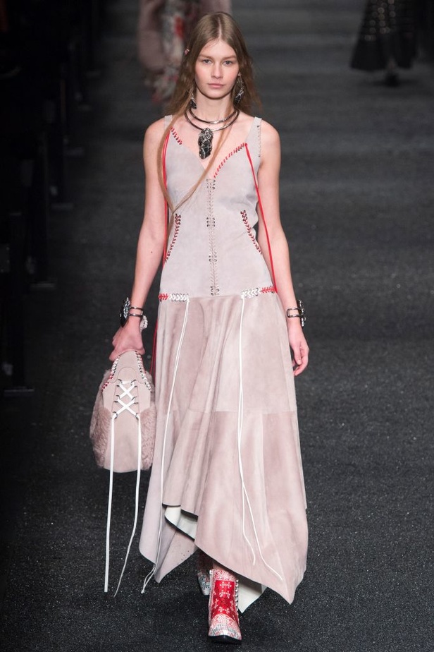 مجموعة الكسندر ماكوين للألبسة الجاهزة لخريف و شتاء 2017