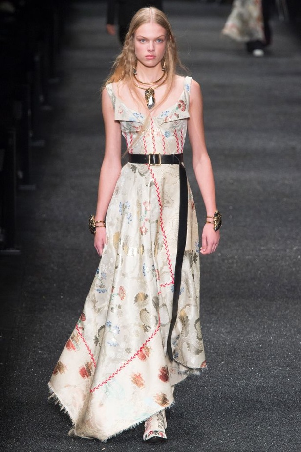 مجموعة الكسندر ماكوين للألبسة الجاهزة لخريف و شتاء 2017