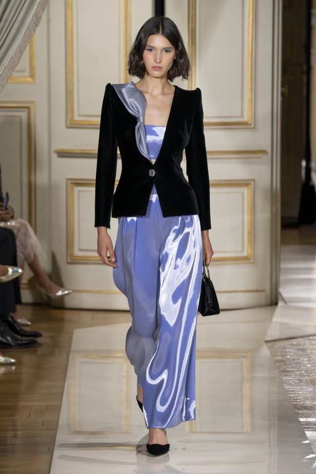 عرض ازياء مجموعة GIORGIO ARMANI PRIVE للهوت كوتور لخريف 2021 في باريس