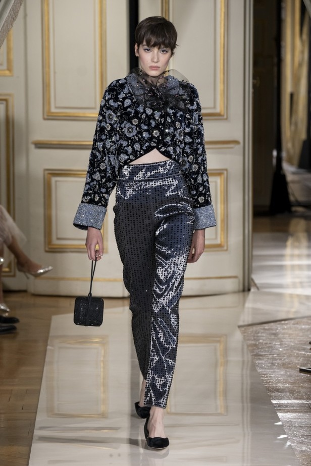 عرض ازياء مجموعة GIORGIO ARMANI PRIVE للهوت كوتور لخريف 2021 في باريس