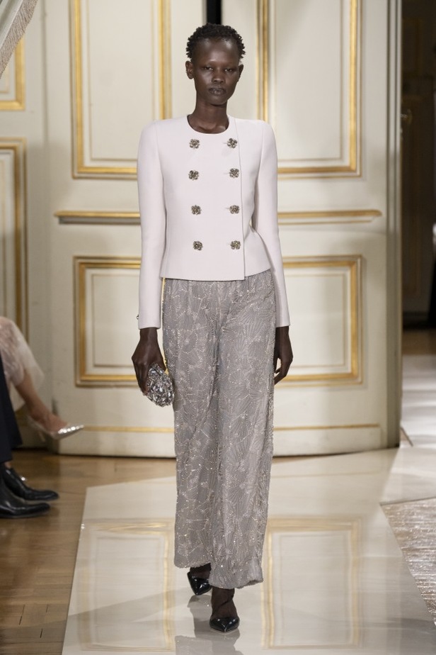 عرض ازياء مجموعة GIORGIO ARMANI PRIVE للهوت كوتور لخريف 2021 في باريس