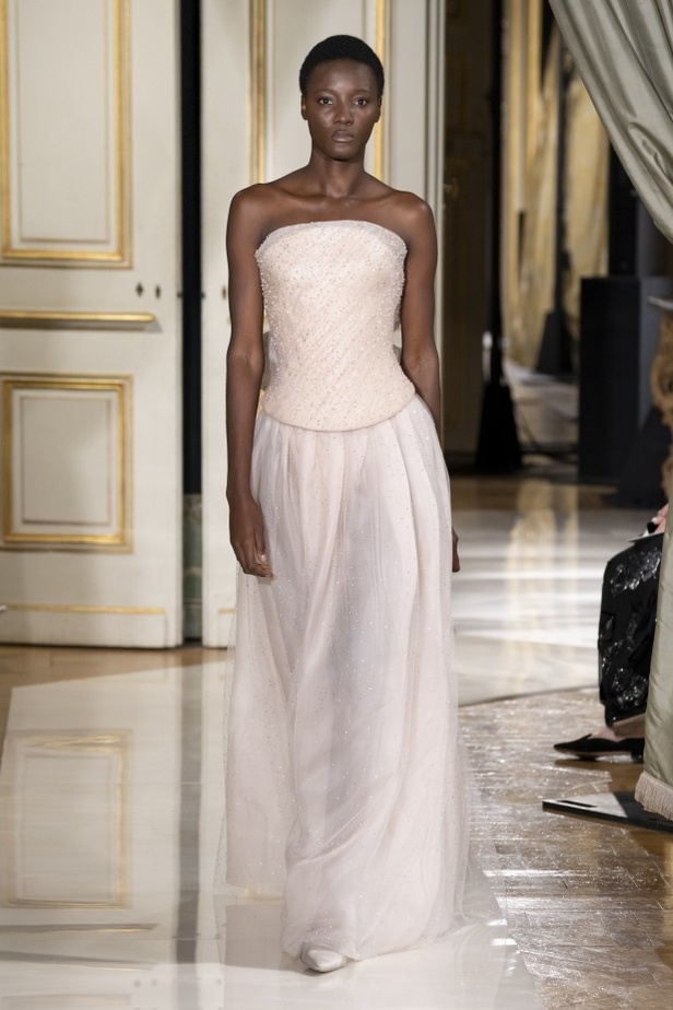 عرض ازياء مجموعة GIORGIO ARMANI PRIVE للهوت كوتور لخريف 2021 في باريس