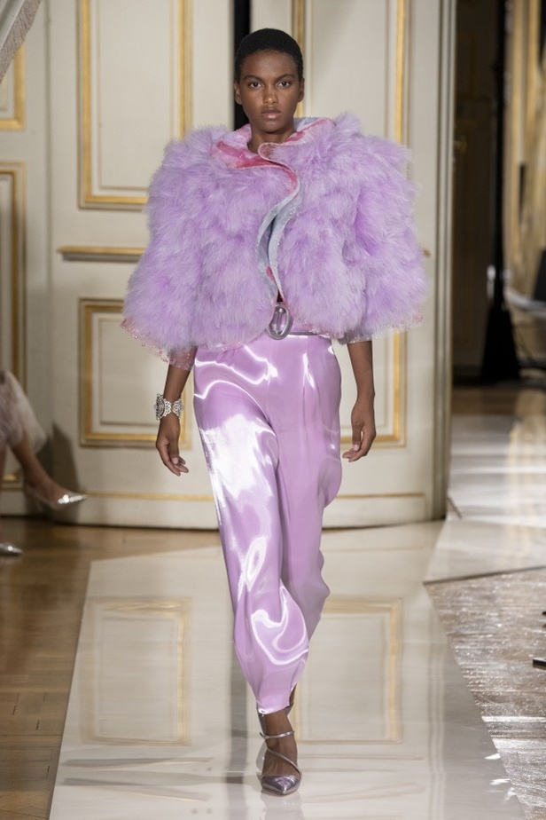 عرض ازياء مجموعة GIORGIO ARMANI PRIVE للهوت كوتور لخريف 2021 في باريس