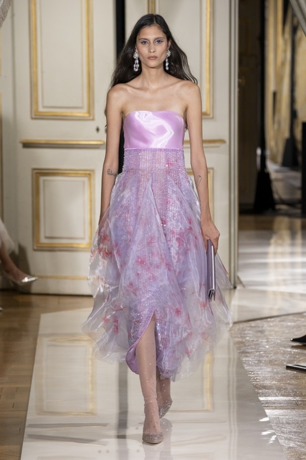 عرض ازياء مجموعة GIORGIO ARMANI PRIVE للهوت كوتور لخريف 2021 في باريس